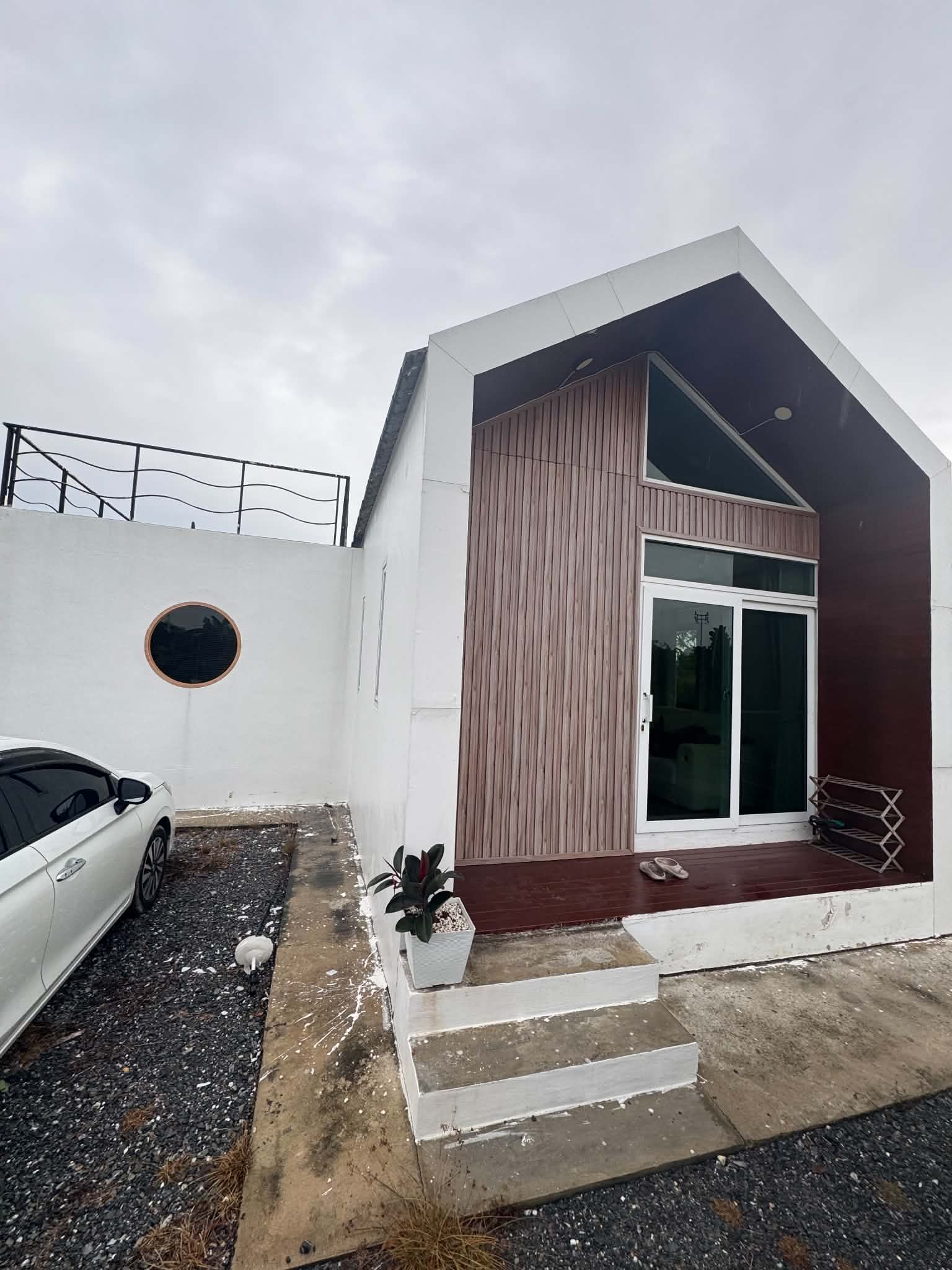 บ้านสวนสไตล์นอร์ดิกวันฟ้าใส หลังติดฟิล์มกรองแสง